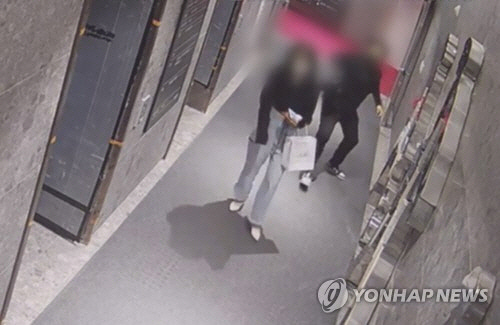 부산 돌려차기 사건 CCTV 장면. [연합뉴스]